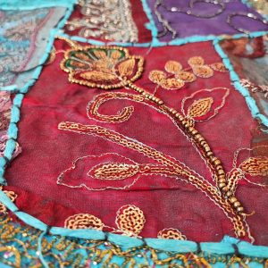 رومیزی سنتی گرد فیروزه ای مدل گل و برگ