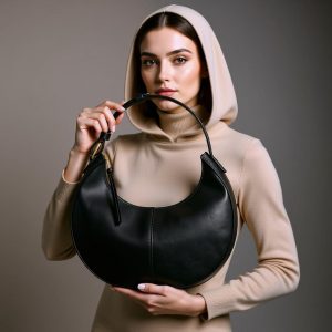 کیف رودوشی چرمی مدل هلالی با بند کوتاه